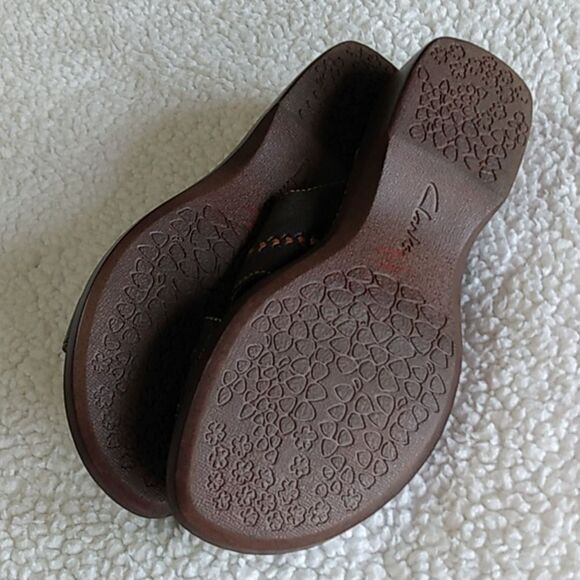 Clarks slides olive‎ green leather upper w/Brown soles - Picture 10 of 11